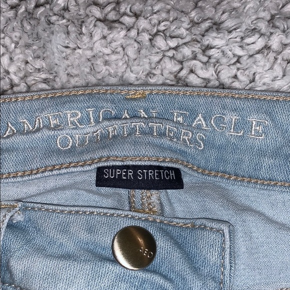 Light wash AEO ripped shorts - Picture 3 of 4